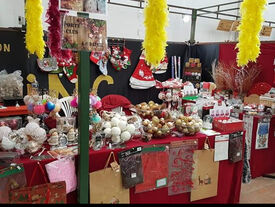 Photo du stand au marché de Noël. On voit de multiples objets sur une table.