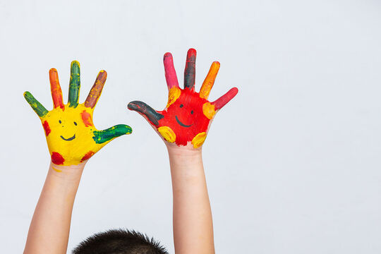 Photo d'illustration avec 2 mains remplies de peinture