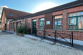 Photo de l'extérieur de l'école primaire. On voit un bâtiment long, sans étage.