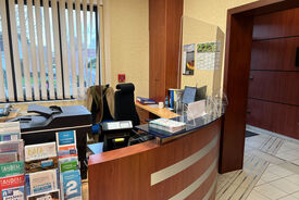 Photo de l'accueil de la mairie. On voit le desk d'accueil
