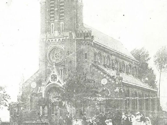 Photo très ancienne en noir et blanc de l'église du village, appelée Saint Ranulphe