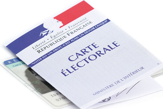 Photo d'illustration d'une carte d'identité et d'une carte électorale