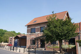 Photo de l'extérieur de la mairie, en plan large