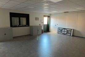 Photo de l'intérieur de la salle Dominique Lalart. On voit une salle vide.