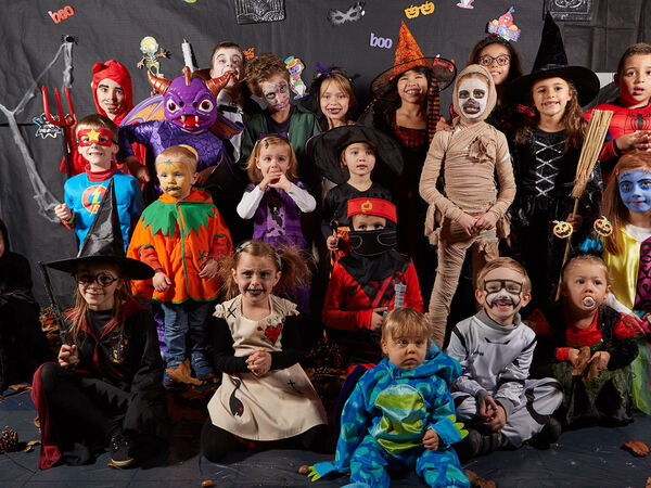 Photo d'un groupe d'enfants déguisés pour la fête d'Halloween.